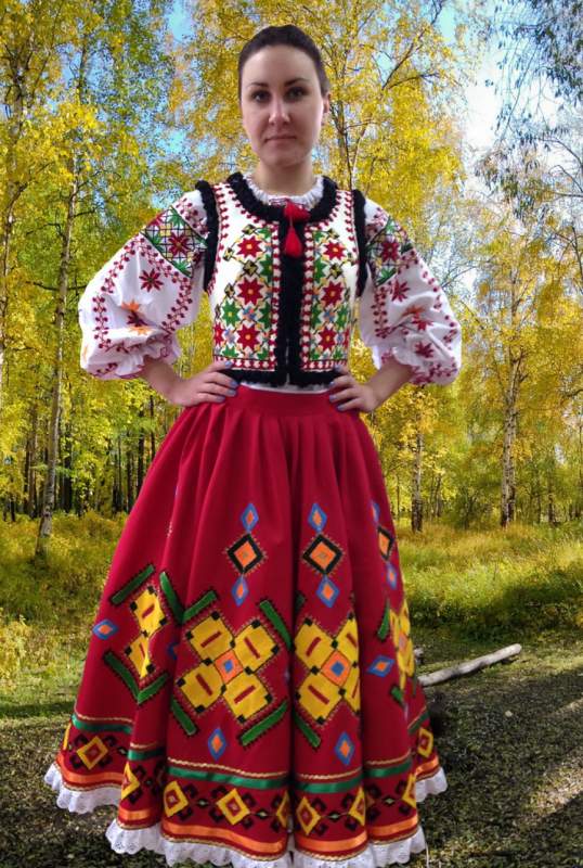 Традиционный женский молдавский костюм на манекене под открытым небом